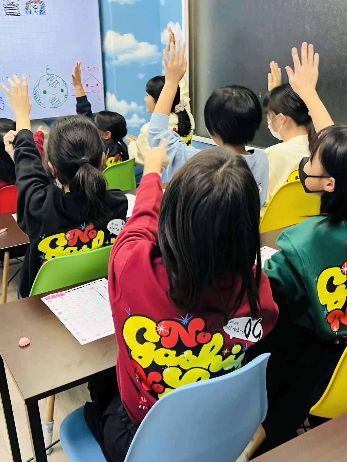 先生の問いかけに、一斉に手を挙げる生徒たち