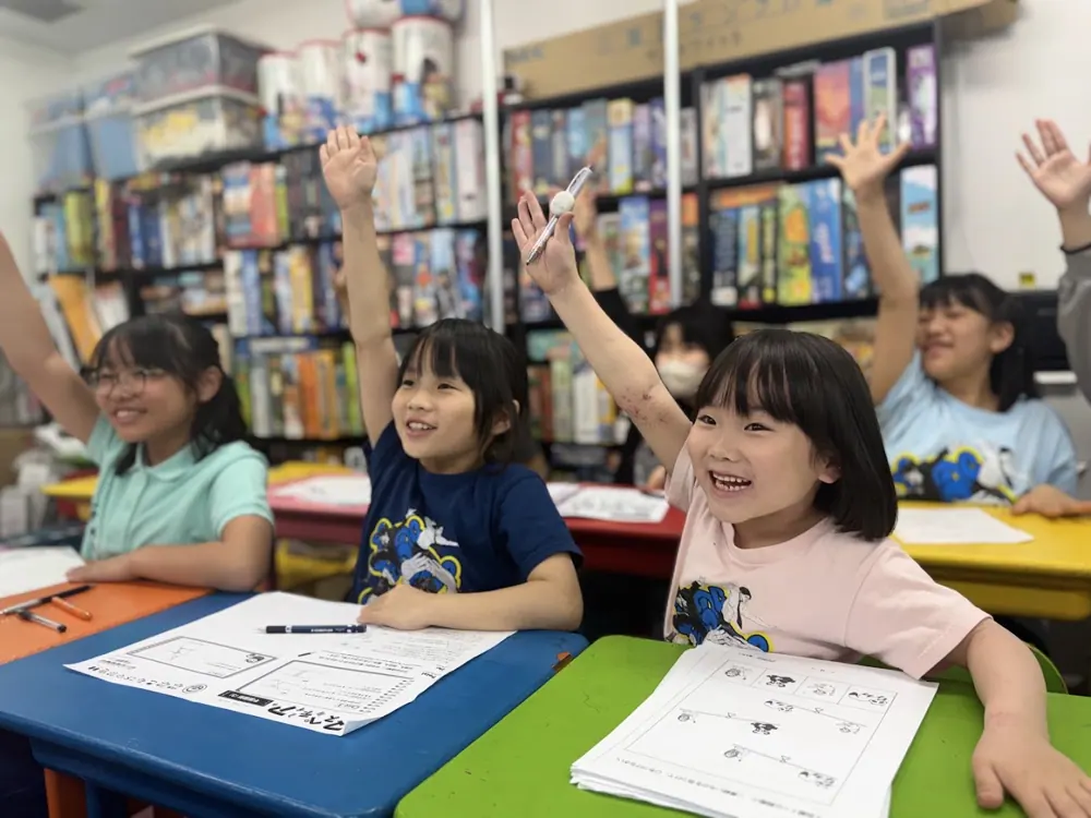 笑顔で手を挙げるDGの生徒たち