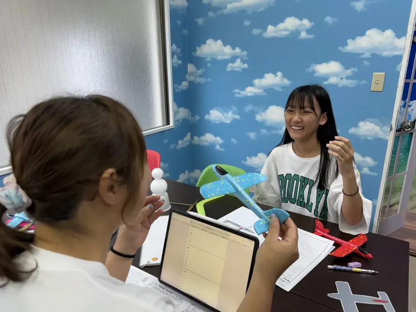 教員と笑顔で話す生徒