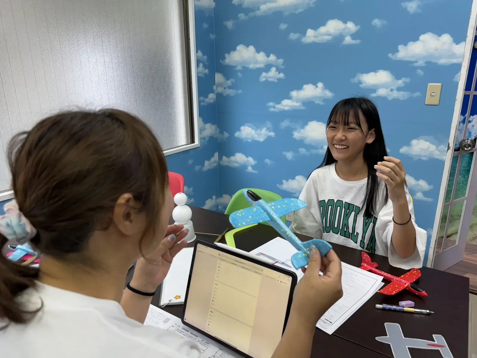 教員と向き合って話す生徒