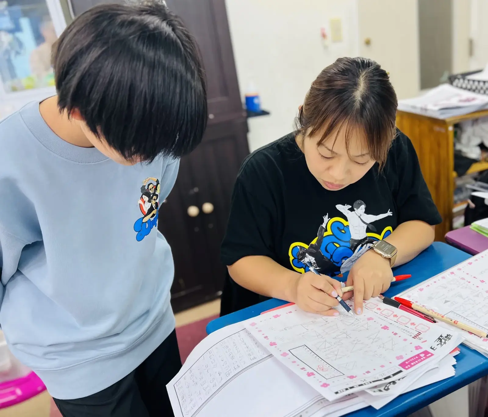 生徒の答案を一緒に確かめる教員