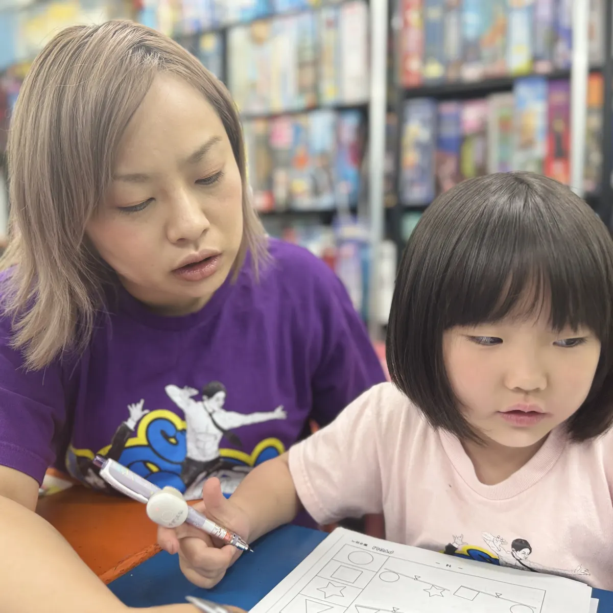 先生と並んで、同じ答案を見る生徒