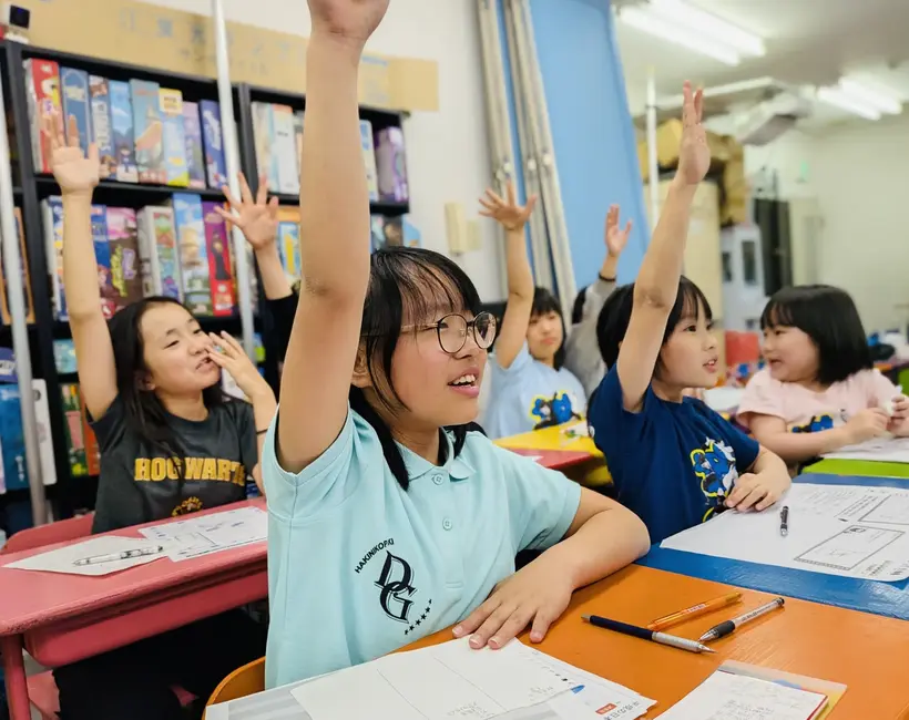 勢いよく手を挙げる生徒
