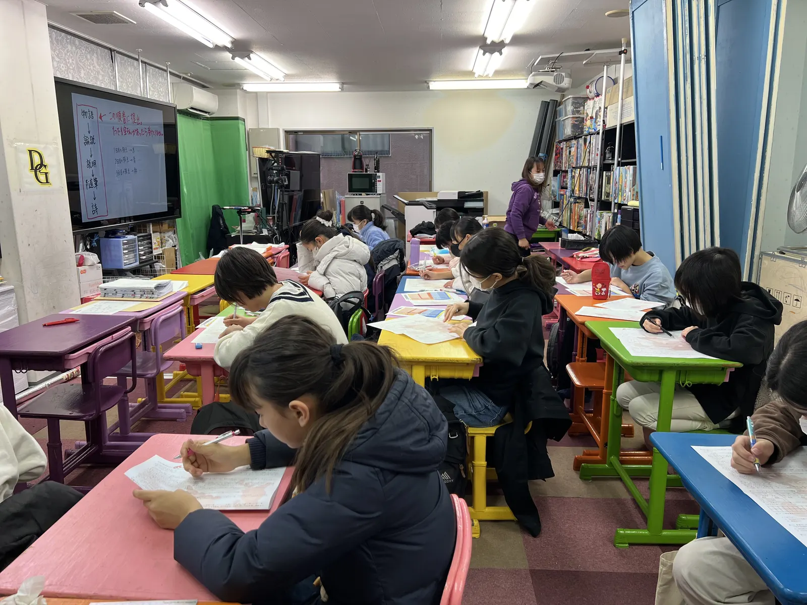 冬期講習の朝、上着のまま問題に向かうDGの生徒たち