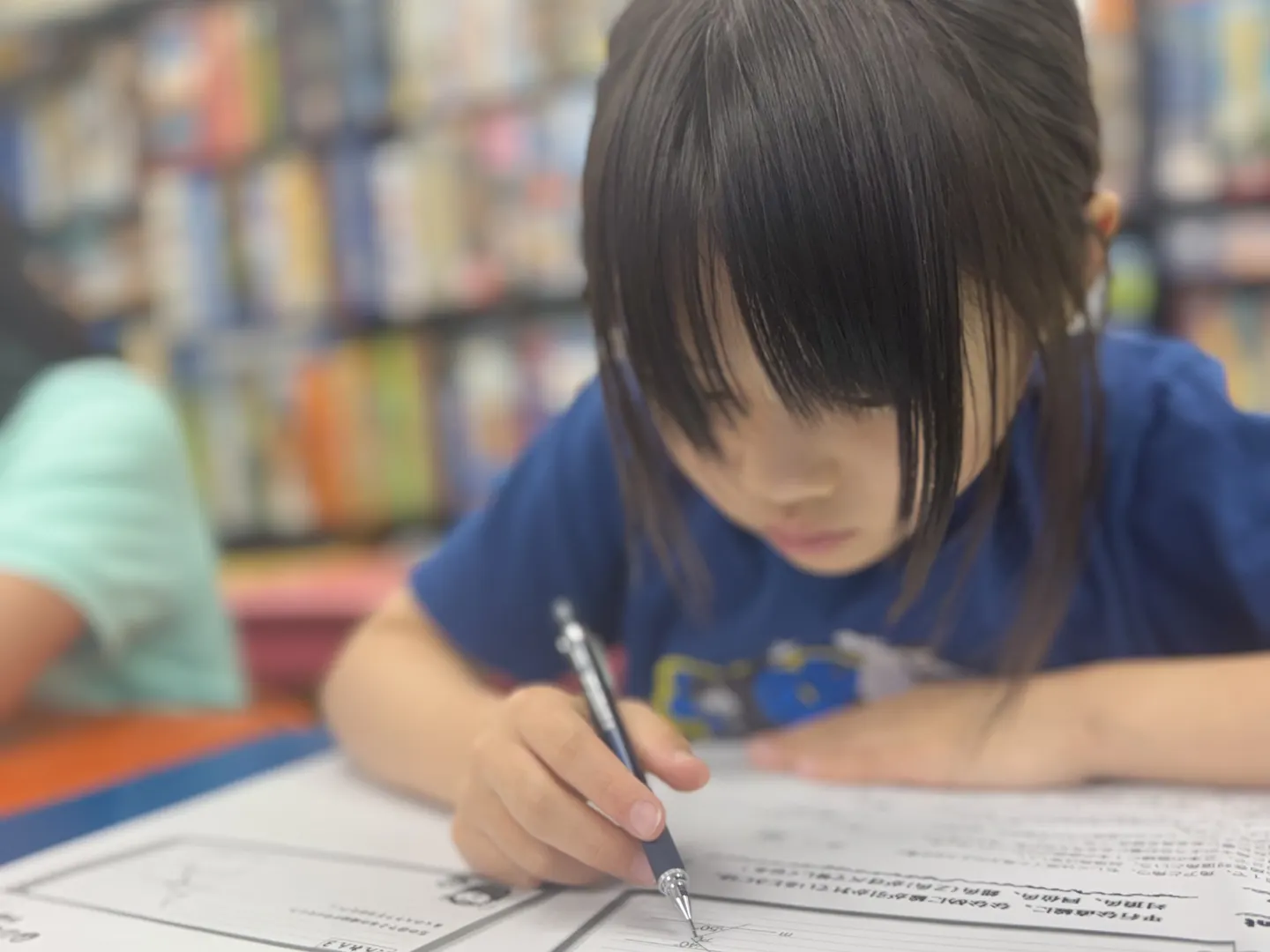 途中式を書きながら自分で問題を解く生徒